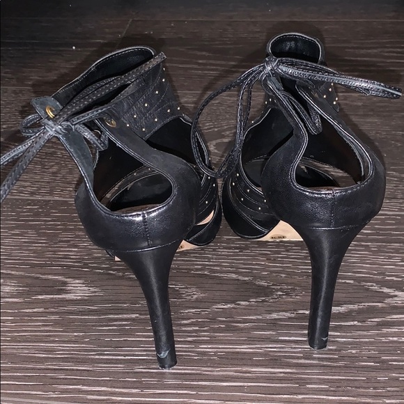 VINCE CAMUTO ANKLE WRAP BLACK AND GOLD HEELS SZ8.5 - Picture 4 of 6